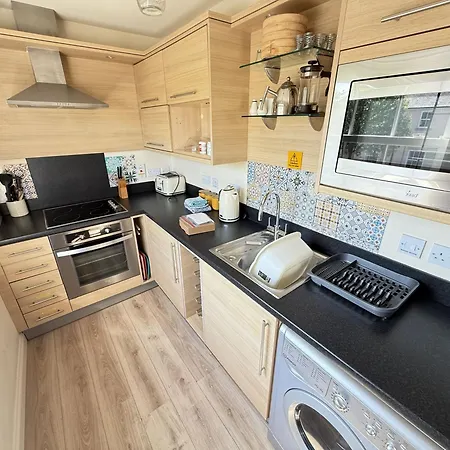 Lighthouse - Part Of The The Bay Village With Pool, Gym And Direct Access, Pub, Restaurant, Tennis And Meadows Walks *