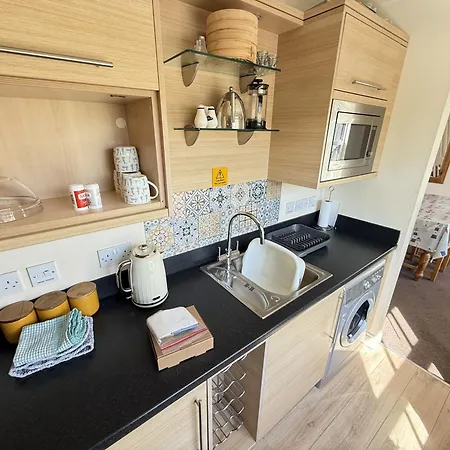 Ferienhaus Lighthouse - Part Of The The Bay Village With Pool, Gym And Direct Access, Pub, Restaurant, Tennis And Meadows Walks