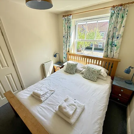 Lighthouse - Part Of The The Bay Village With Pool, Gym And Direct Access, Pub, Restaurant, Tennis And Meadows Walks * Filey